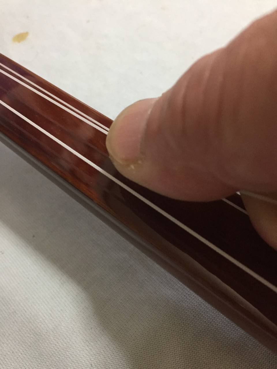 三線-えぞ三弦販売三線クオレ三線工房えぞ三弦　　弦(チル )を張る！
